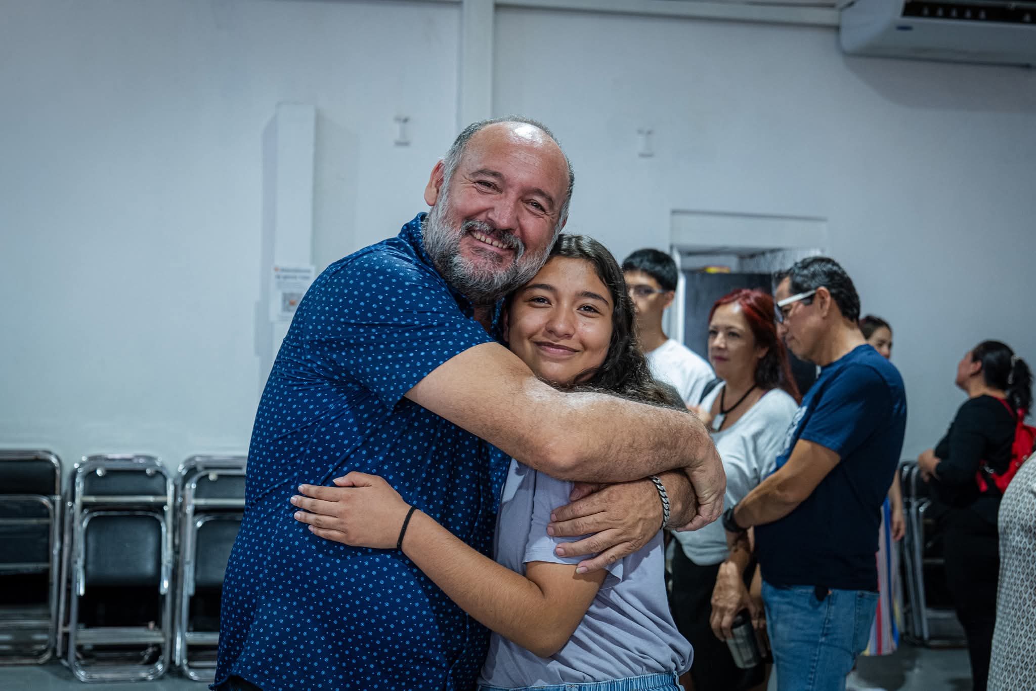 Abrazo entre un hombre y una joven
